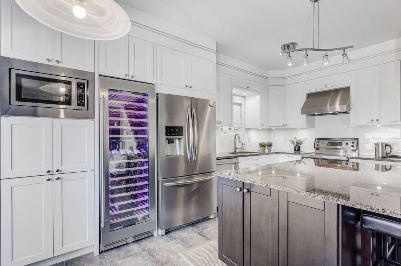 amazing custom kitchen with white kitchen cabinets - custom kitchens Toronto