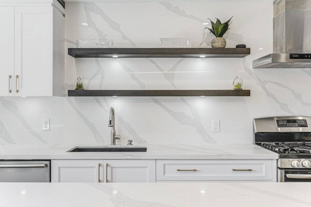 Marble Splash Wall and Backlit Shelves in Amazing Kitchen Design