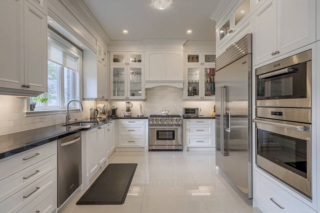 Classic Kitchen Design with White Kitchen Cabinets Toronto