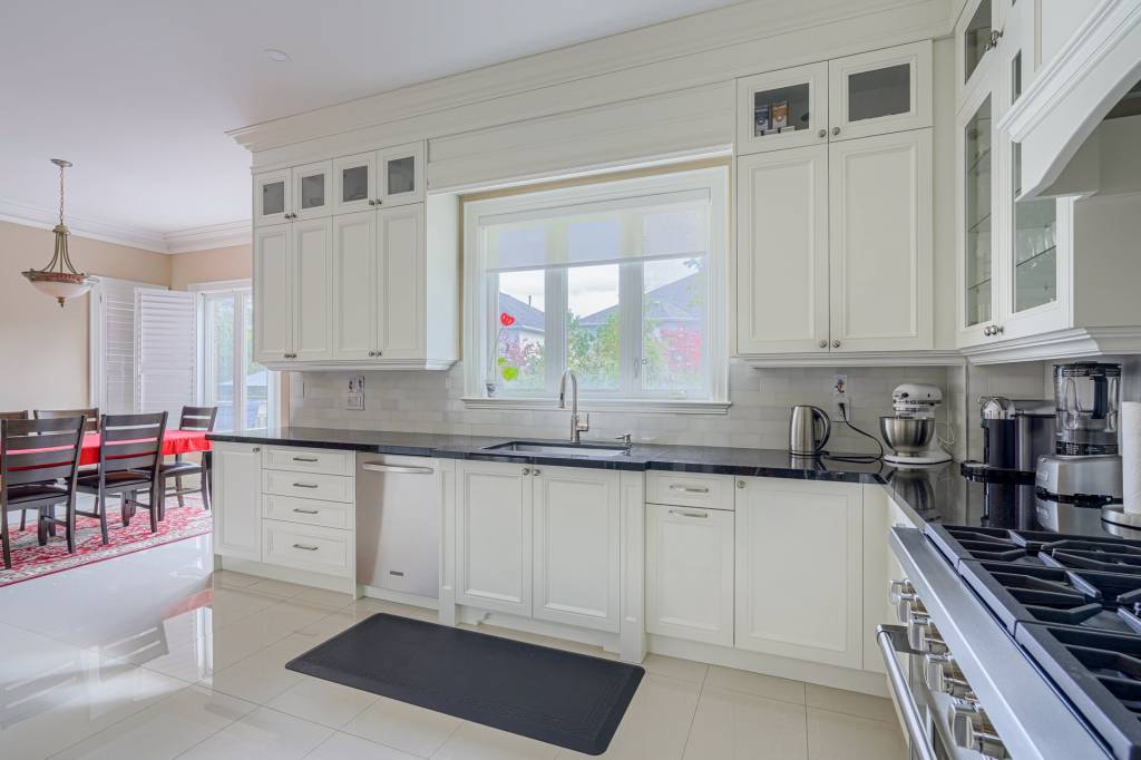 Classic Kitchen L Shape Design by Clearview Kitchens Toronto