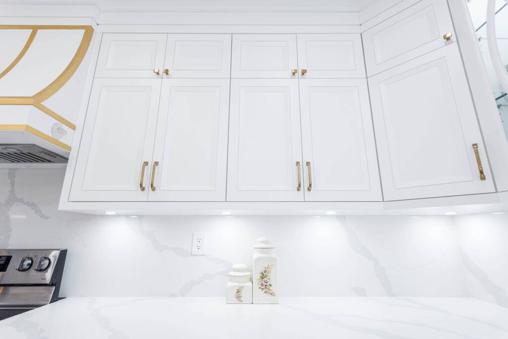 white designed kitchen backsplash with kitchen cabinets
