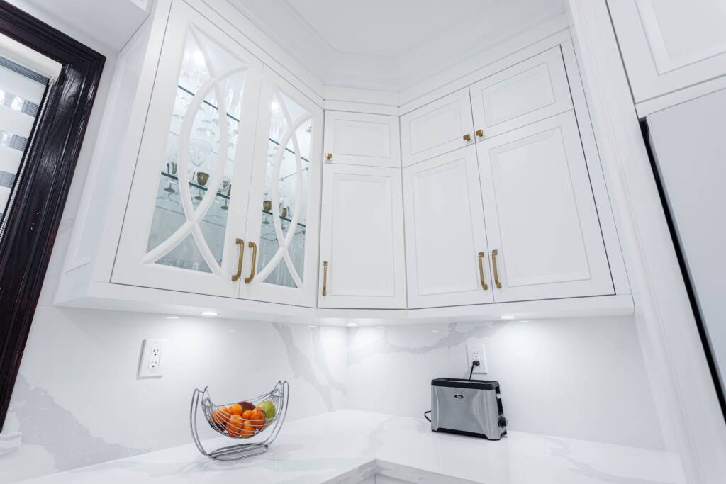 white luxury kitchen cabinets