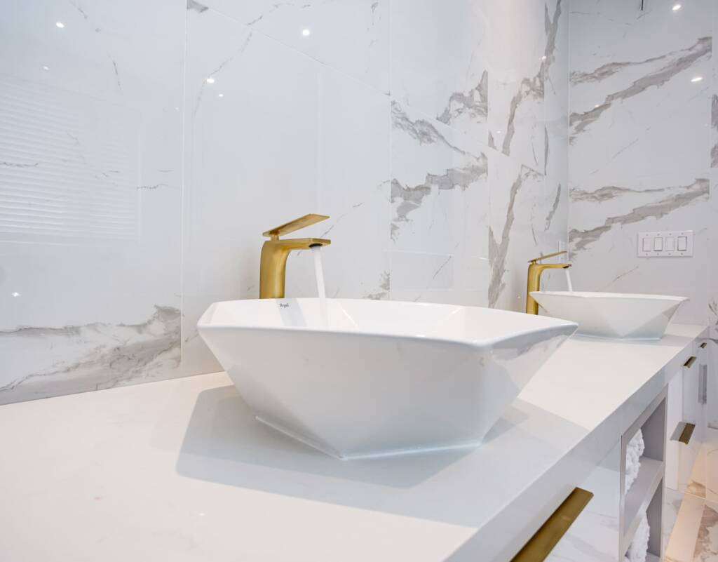 beautiful marble lines on master bathroom design