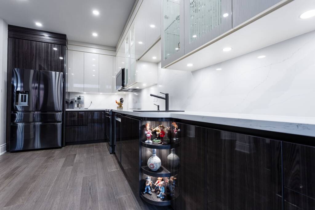 modern-L-shaped-kitchen-in-Richmond-Hill