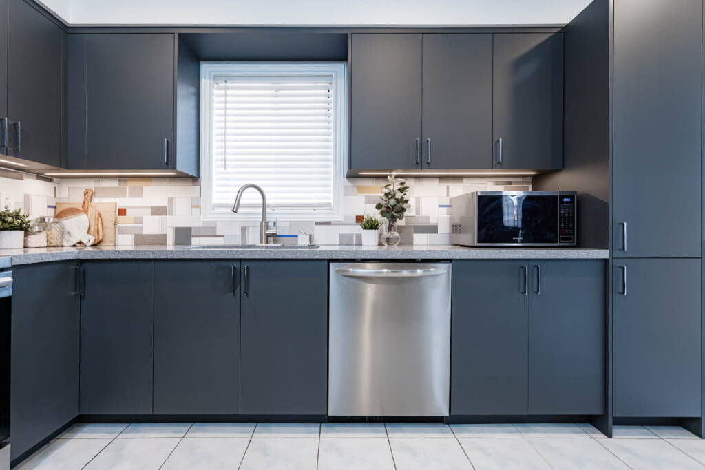 Small kitchen: space miracle in taupe gray